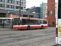 Der Wagen 4325 ein MAN NL202 steht an der Domsheide als Sondertfahrt beschildert. Bedauerlicherweise werden diese sehr guten Busse ausgemustert und durch die Solaris Urbino 12 ersetzt. Die BSAG hatte insgesamt 36 MAN NL 202 im Fuhrpark. Diese hatten folgende Wagennummern 4301-4336. Wobei die 4301-4320 noch normale Fensterscheiben und 4321-4336 hatten schon die get�nten Scheiben. 