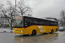 Iris Bus der Post, auf der Linie 12, fährt zur Haltestelle beim Amtshausplatz. Die Aufnahme stammt vom 09.12.2019.