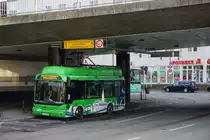 Elektrobus der Stadtwerke Regensburg beim Laden der Batterien mit Hilfe eines Stromabnehmers und einer Stromschiene die unter eine Brücke angebracht ist.Zu sehen neben dem Hbf.10.01.2020.