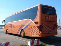 Setra 515 HD von Palm aus Deutschland im Stadthafen Sassnitz am 28.04.2018