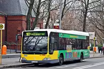 BVG 2172 mit Werbung füt die Berliner Wohnungsbaugenossenschaften / WBG Reinickes Hof eG am 31.12.2019, Berlin, U-Bahnhof Turmstraße auf Linie 187