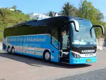 Setra 517 HD von Aakirkeby Turist- og Selskabskørsel aus Dänemark im Stadthafen Sassnitz am 03.05.2018