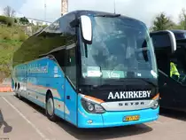 Setra 517 HD von Aakirkeby Turist- og Selskabskørsel aus Dänemark im Stadthafen Sassnitz am 03.05.2018