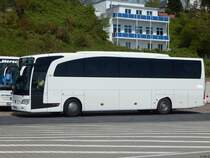 Mercedes Travego aus Österreich im Stadthafen Sassnitz am 04.05.2018