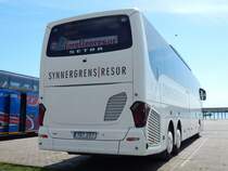 Setra 517 HD von Synnergrens Resor aus Schweden im Stadthafen Sassnitz am 04.05.2018