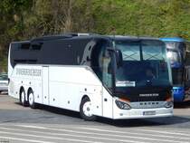 Setra 517 HD von Synnergrens Resor aus Schweden im Stadthafen Sassnitz am 04.05.2018