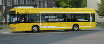 SOLARIS Urbino 12 electric. Der Bus steht hier an der Ladestation Hertzallee in Berlin-Charlottenburg. Es ist eine von drei Schnelladestationen. Durch die induktive Ladetechnik werden die Busse während des Betriebs (an den Endhaltestellen) kontaktlos aufgeladen. Die Ladezeit beträgt 4 bis 7 Minuten. Die vier E-Busse verkehren auf der Linie 204 zwischen den Bahnhöfen Zoo und Südkreuz. Die Strecke durch die Innenstadt ist 6,1 km lang. Der URBINO 12 electric befördert bis zu 70 Fahrgäste. Das Antriebssystem stammt von der Fa. Vossloh-Kiepe. Der Asynchronmotor verfügt über 160kW/218 PS Leistung. Vmax beträgt 65 km/h. Die Batterien sind Lithium-Ionen-Batterien. Die Kapazität beträgt 90kWh. Die Betriebsspannung ist 660 Volt. Nachtrag: Nach einer Meldung von eurotransport.de vom 25.06.2019 hat die BVG weitere 90 Elektrobusse vom Typ New Urbino 12 Electric bei SOLARIS bestellt. Die Auslieferung soll im Frühjahr 2020 beginnen. Text/Daten/Foto: 01.09.2015