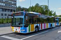 DU 9534, Mercedes Benz Citaro des VDL, wartet an einem Gebäude in der Stadt luxemburg auf seine Mitfahrer für eine Sonderfahrt.  23.06.19

