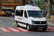 EW 2837 VW Crafter I von Erny Wewer, fährt am bahnhof in Ettelbrück vorbei. 23.04.2019