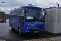 SB 3333, Otokar Navigo von Voyages Schiltz, steht am Bahnhof in Wilwerwiltz. 04.03.2020