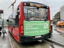 Heckansicht des Bernmobil MB C2 K 432 am 5.3.20 beim Bahnhof Münsingen.