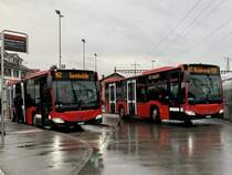 Bernmobil MB C2 K hybrid 442 und der abfahrende C2 K 448 am 5.3.20 beim Bahnhof Münsingen.