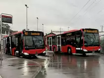 Bernmobil MB C2 K hybrid 442 und der abfahrende C2 K 448 am 5.3.20 beim Bahnhof Münsingen.