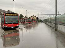 Drei MB C2 K hybrid 441. 442 und 444 von Bernmobil am 5.3.20 auf dem Bahnhofplatz Münsingen.