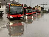 Zum Hauptknotenpunkt stehen 4 MB C2 K hybrid von Bernmobil Nr. 441, 442, 448 und 444 am Bahnhof Münsingen, 5.3.20