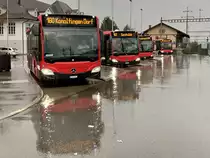 Zum Hauptknotenpunkt stehen 4 MB C2 K hybrid von Bernmobil Nr. 441, 442, 448 und 444 am Bahnhof Münsingen, 5.3.20