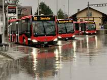 Die 3 Bernmobil MB C2 K hybrid 442, 448 und 444 am 5.3.20 beim Bahnhof Münsingen.