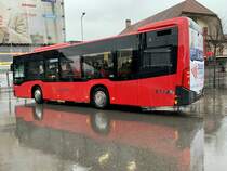 Seiten/Heckansicht des Bernmobil MB C2 K hybrid 442 am 5.3.20 bei der Abfahrt beim Bahnhof Münsingen.