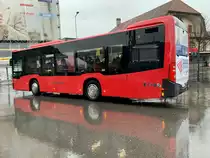 Seiten/Heckansicht des Bernmobil MB C2 K hybrid 442 am 5.3.20 bei der Abfahrt beim Bahnhof Münsingen.