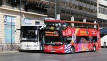 Ein Baracanis Sightseeing Bus passiert am 6.3.2020 nahe dem Hadrian Tor in Athen einen Mercedes Tourismo Reisebus.