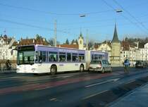 Der Mercedes-Benz O530 Nr. 133  Valliant  am 7.12.06 auf der Seebr�cke in Luzern. Diese Werbung wurde im Januar 07 entfernt.