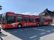 Der MB C2 G Nr. 707 der STI mit einer Bauhaus Vollwerbung am 18.3.20 beim Bahnhof Spiez.