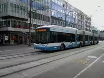VBZ Nr. 91 ''Sicher unterwegs'' (Hess Lightram 3 BGGT-N2C) am 3.3.2020 beim Löwenplatz. Mit dieser Kampagne macht die VBZ auf die diversen Unfälle im öffentlichen Verkehr aufmerksam.