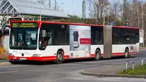 Ein Mercedes Benz O530G Facelift von der SWK (Stadtwerke Krefeld) mit der Wagennummer 5615 (App-Werbung) an der Haltestelle Krefeld Hauptbahnhof Süd. | Juni 2019