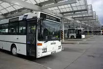 Bus Schwarzenberg / Bus Erzgebirge: Mercedes-Benz O 407 (ERZ-VB 678) sowie MAN EL (ASZ-BV 24) der RVE (Regionalverkehr Erzgebirge GmbH), aufgenommen im Februar 2020 am Bahnhof von Schwarzenberg / Erzgebirge.