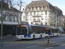 tl Nr. 327 (Mercedes Citaro C2 O530K) und Nr. 410 (MAN A21 Lion's City) am 23.2.2020 in Lausanne, Montbenon 