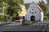 Skyss 8150 am 25. August 2019 am alten Stadttor in Bergen.