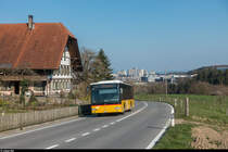 Postauto Wagen 4563 auf der Linie 570 nach Mühleberg am 4. April 2020 zwischen Bern Brünnen und Frauenkappelen.