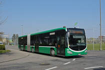 Wärend der Grossbaustelle zwischen Muttenz und Pratteln werden Busse als Tram Ersatz eingesetzt. Hier fährt der Mercedes Citaro 7034 zur Endstation an der Rothausstrasse. Die Aufnahme stammt vom 28.03.2020.