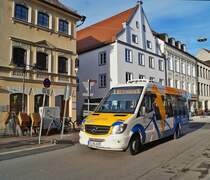 Der  Xpress-Bär  dreht seine Runden durch Freising als Linie 651 und bedient dabei den Bahnhof, die Heiliggeiststraße und die Untere Hauptstraße im Zentrum. Am 20.02.2020 war ein Mercedes Sprinter (FS-HL639) auf dem Weg Richtung Bahnhof und konnte dabei im Nachmittagslicht im Zentrum auf Höhe der Amtsgerichtsgasse dokumentiert werden.