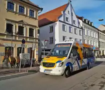 Der  Xpress-Bär  dreht seine Runden durch Freising als Linie 651 und bedient dabei den Bahnhof, die Heiliggeiststraße und die Untere Hauptstraße im Zentrum. Am 20.02.2020 war ein Mercedes Sprinter (FS-HL639) auf dem Weg Richtung Bahnhof und konnte dabei im Nachmittagslicht im Zentrum auf Höhe der Amtsgerichtsgasse dokumentiert werden.