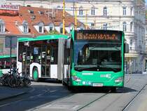 Graz. Ab heute, 15.04., werden die Gleise an der Bertha v. Suttner Friedensbrücke saniert. Wagen 35, welcher hier soeben den Jakominiplatz verlässt und in die Jakominstraße einbiegt, fährt als Ersatz für die Straßenbahnlinie 5 und ist hier Richtung Puntigam unterwegs. 