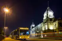 Im Zuge eines Schienenersatzverkehrs auf der S8 zwischen Wuppertal und Hochdahl-Millrath konnte ich E-MO 790, welcher vorher als Wagen 4512 bei der EVAG im Einsatz war, auf dem Pausenplatz am Wuppertaler Hauptbahnhof ablichten. Im Hintergrund ist die historische Stadthalle zu sehen.