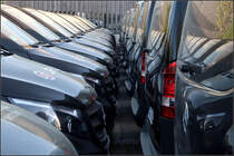 Abgestellt -

Aufgrund der Corona-Krise wohl nichts zu tun gibt es für die Mercedes-Benz Vito-Tourer der Firma Schlienz.

Aufgenommen vom Grünstreifen neben der Straße in Kernen-Rommelshausen.

21.04.2020 (M)