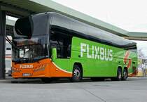 Volvo B11R 6x2 Plaxton ELITE i, 'P527' von Polskibus.com /Flixbus. Berlin -ZOB im Februar 2020.