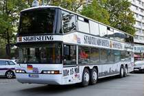 Auwärter /Neoplan N4032 /4 Megashuttle, B-AA 9120 '122', von 'Der Tempelhofer' Sightseeing Berlin,  am 18.10.2019.
