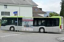 Der MB C2 hybrid 119 der Busland AG am 13.5.20 beim verlassen eines Kreisels in Langnau.