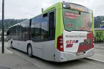 Heckansicht des MB C2 hybrid 120 am 13.5.20 auf dem Bahnhofplatz Langnau.
