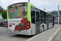Heckansicht des MB C2 hybrid 120 der Busland AG am 13.5.20 beim Bahnhof Langnau.