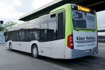 Heckansicht des MB C2 113 der Busland AG am 13.5.20 auf dem Bahnhofplatz Burgdorf.
