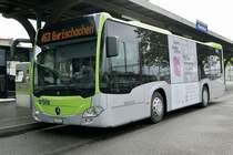 MB C2 K hybrid 211 der Busland AG am 13.5.20 auf dem Bahnhofplatz Burgdorf.