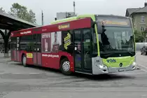 MB C2 Euro 5 106 der Busland AG mit der Otto's Vollwerbung am 13.5.20 bei verlassen des Bahnhofplatzes in Burgdorf.