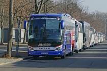Setra S 517 HD -Mannschaftsbus vom 'Handball Sport Verein Hamburg' /Anker Reisen,
nahe dem Olympiastadion Berlin (zur IGW) im Januar 2020.
