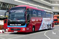 MAN Lion's Coach L -Mannschaftsbus 'FC Bayern Basketball' /Autobus Oberbayern. Am Flgh. Berlin -Tegel im Juni 2019.