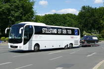 # busretten -Buskorso am Standort Großer Stern in Berlin -Tiergarten am 27.05.2020, hier mit einem MAN Lion's Coach mit Mercedes -Benz Bestattungswagen im Schlepptau.(Teil1)