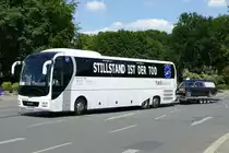 # busretten -Buskorso am Standort Großer Stern in Berlin -Tiergarten am 27.05.2020, hier mit einem MAN Lion's Coach mit Mercedes -Benz Bestattungswagen im Schlepptau.(Teil1)